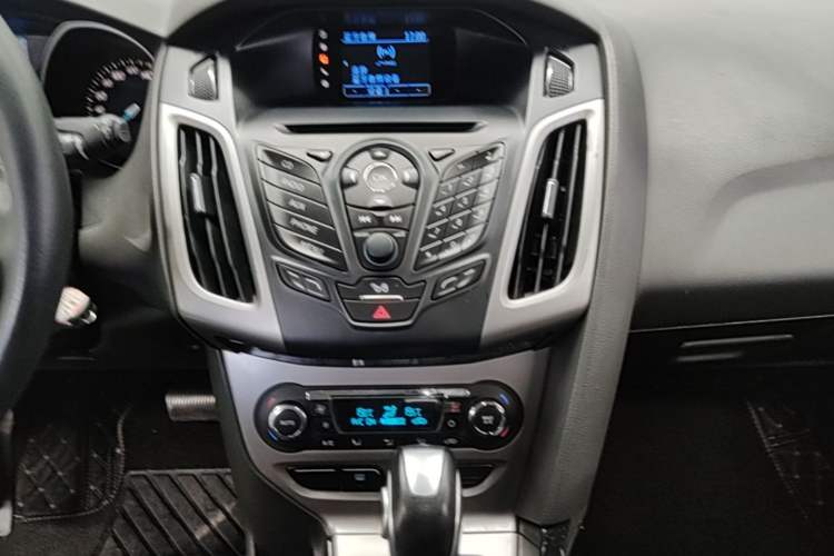Used Ford Focus 2012 Hatchback 1.6L Automatic Fashion Edition Audio And AC Panel
