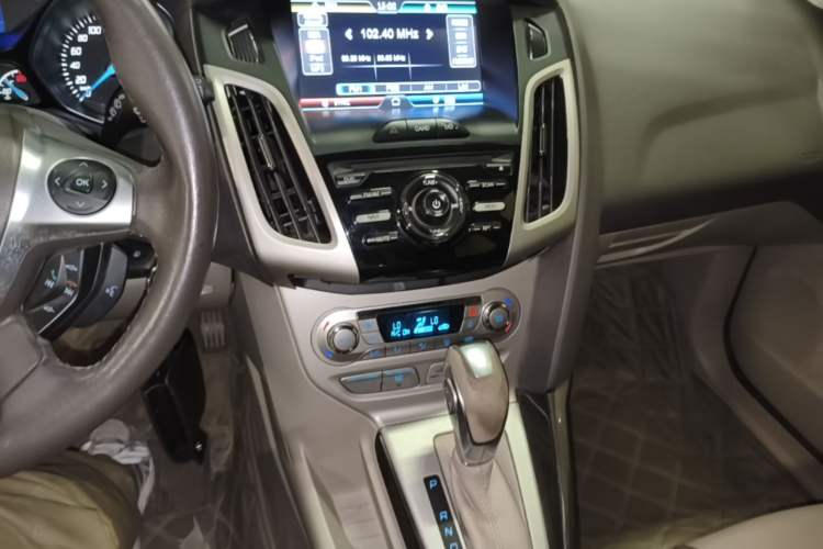 Used Ford Focus 2012 Hatchback 1.6L Automatic Fashion Edition Audio And AC Panel