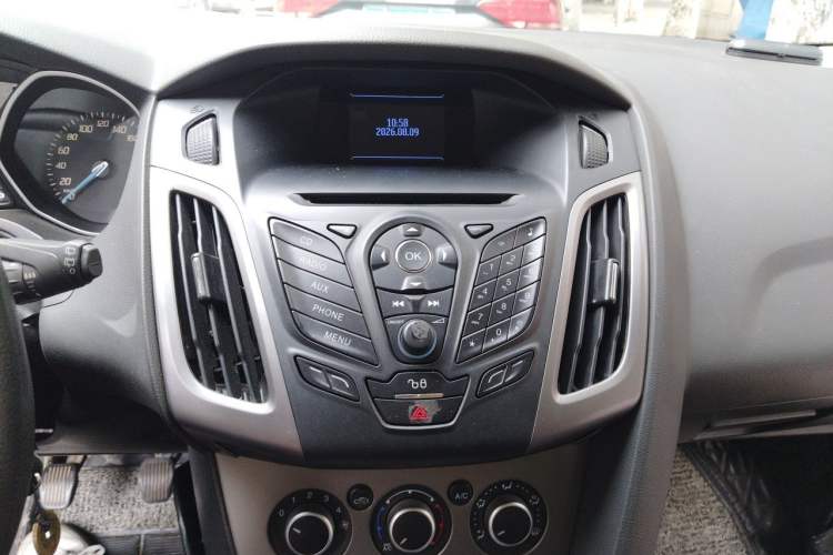 Used Ford Focus 2012 Hatchback 1.6L Manual Comfort Model Audio And AC Panel