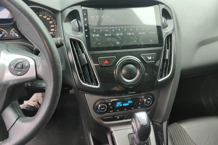 Used Ford Focus 2012 Hatchback 1.6L Automatic Fashion Edition Audio And AC Panel