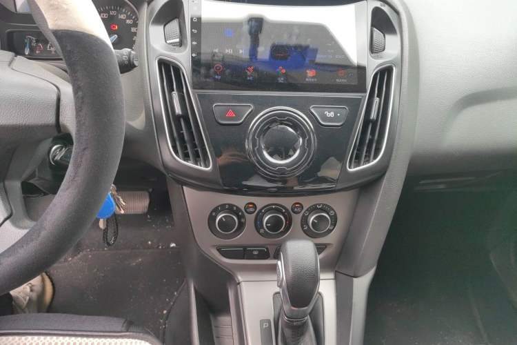 Used Ford Focus 2012 Hatchback 1.6L Automatic Comfort Model Audio And AC Panel