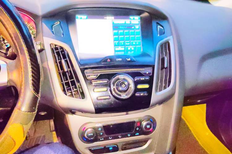 Used Ford Focus 2012 Hatchback 1.6L Manual Fashion Edition Audio And AC Panel