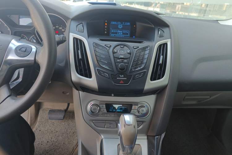 Used Ford Focus 2012 Hatchback 1.6L Automatic Fashion Edition Audio And AC Panel