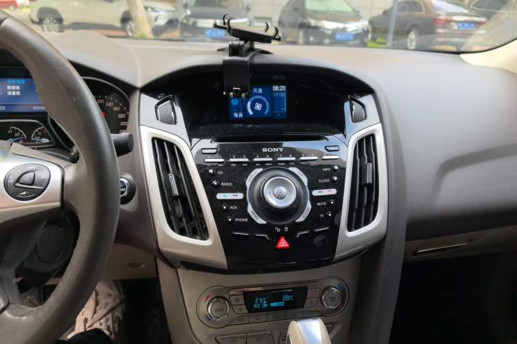 Used Ford Focus 2012 Sedan 2.0L Automatic Flagship Model Audio And AC Panel