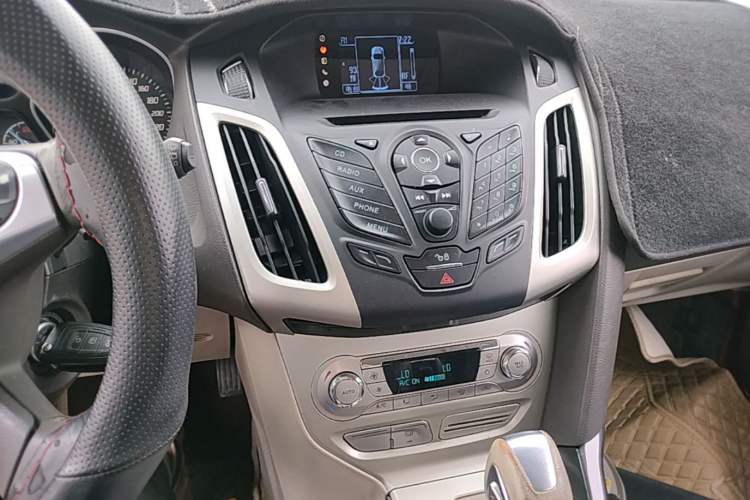 Used Ford Focus 2012 Hatchback 1.6L Automatic Fashion Edition Audio And AC Panel