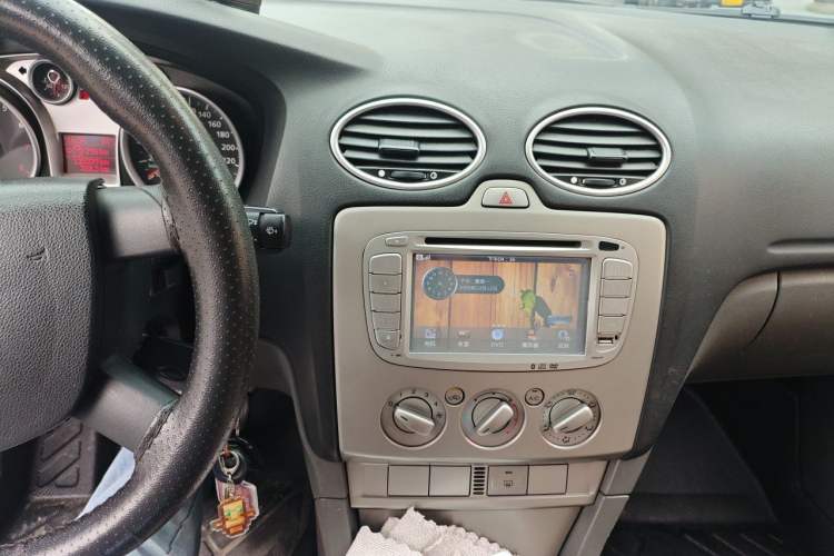 Used Ford Focus 2012 Hatchback Classic 1.8L Manual Fashion Edition Audio And AC Panel