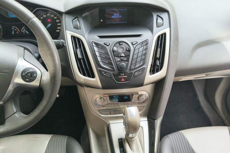 Used Ford Focus 2012 Hatchback 1.6L Automatic Fashion Edition Audio And AC Panel