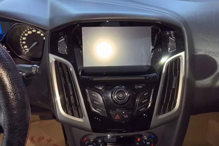 Used Ford Focus 2012 Hatchback 1.6L Automatic Fashion Edition Audio And AC Panel