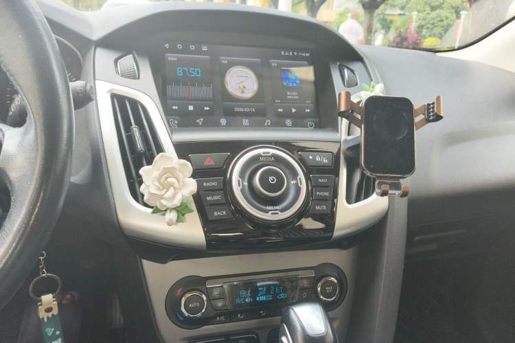 Used Ford Focus 2012 Hatchback 1.6L Automatic Fashion Edition Audio And AC Panel