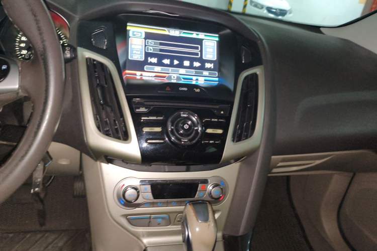 Used Ford Focus 2012 Hatchback 1.6L Automatic Fashion Edition Audio And AC Panel