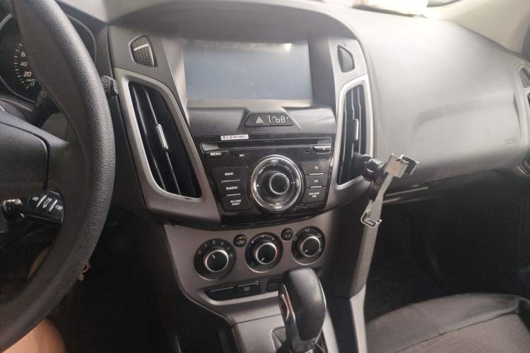 Used Ford Focus 2012 Hatchback 1.6L Automatic Fashion Edition Audio And AC Panel