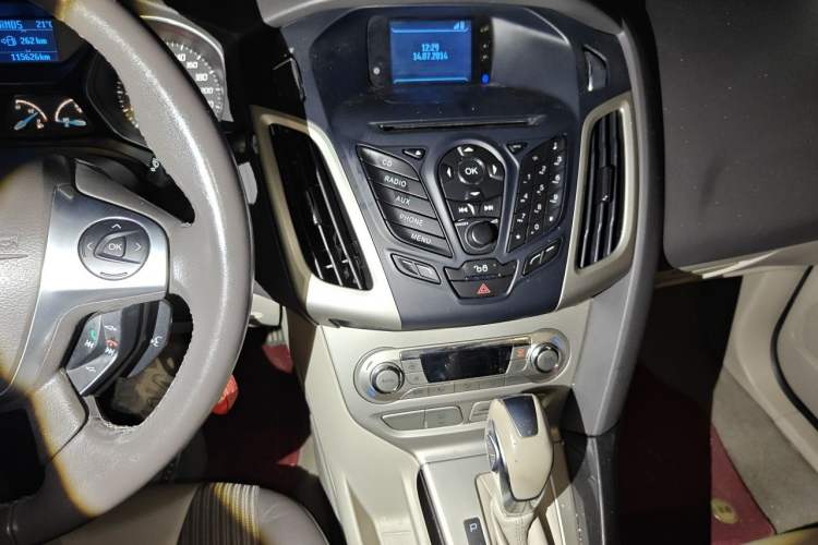 Used Ford Focus 2012 Hatchback 1.6L Automatic Fashion Edition Audio And AC Panel