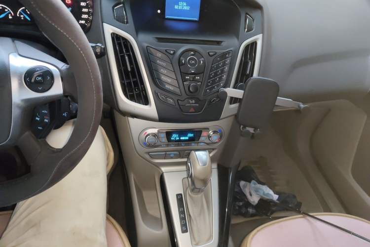 Used Ford Focus 2012 Hatchback 1.6L Automatic Fashion Edition Audio And AC Panel