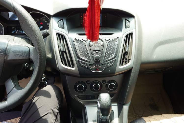 Used Ford Focus 2012 Hatchback 1.6L Automatic Fashion Edition Audio And AC Panel