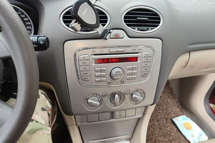 Used Ford Focus 2012 Hatchback Classic 1.8L Manual Fashion Edition Audio And AC Panel