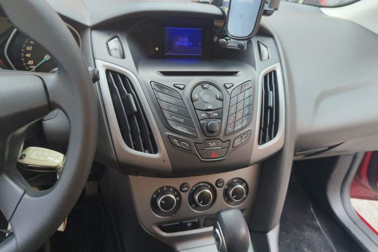 Used Ford Focus 2012 Hatchback 1.6L Automatic Comfort Model Audio And AC Panel