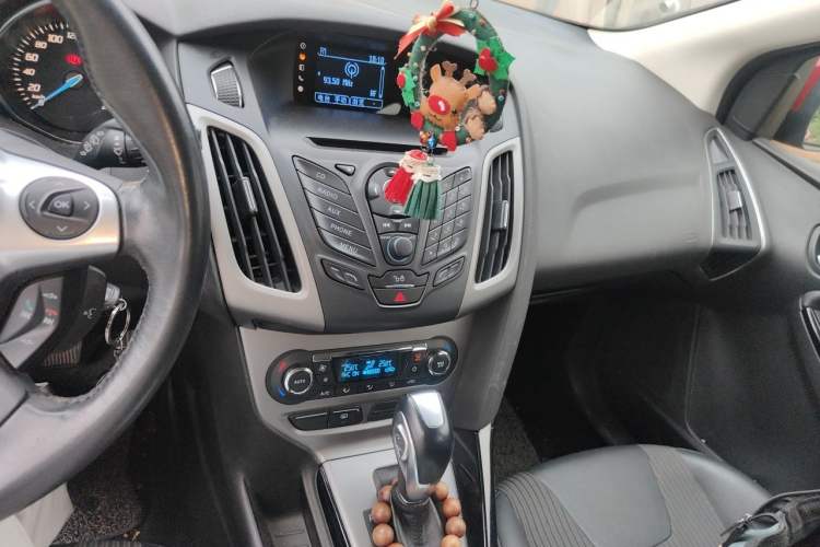 Used Ford Focus 2012 Hatchback 1.6L Automatic Fashion Edition Audio And AC Panel
