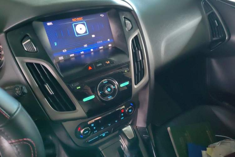 Used Ford Focus 2012 Hatchback 1.6L Automatic Fashion Edition Audio And AC Panel