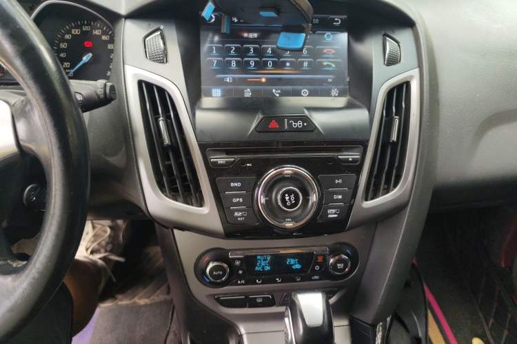 Used Ford Focus 2012 Hatchback 1.6L Automatic Fashion Edition Audio And AC Panel