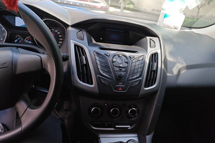 Used Ford Focus 2012 Hatchback 1.6L Manual Comfort Model Audio And AC Panel