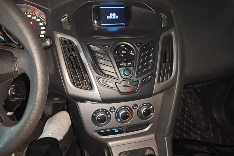 Used Ford Focus 2012 Hatchback 1.6L Manual Comfort Model Audio And AC Panel