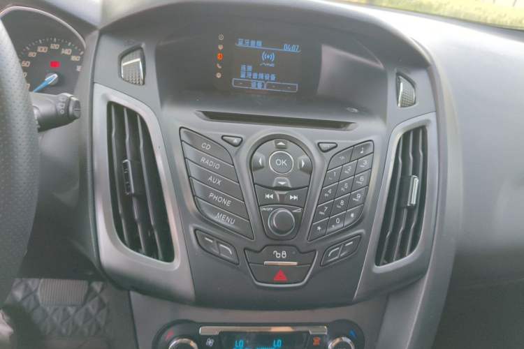 Used Ford Focus 2012 Hatchback 1.6L Automatic Fashion Edition Audio And AC Panel