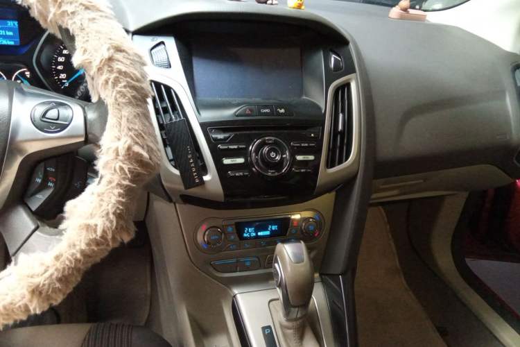 Used Ford Focus 2012 Hatchback 1.6L Automatic Fashion Edition Audio And AC Panel