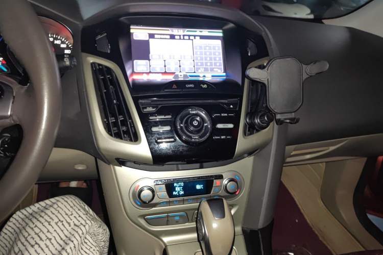 Used Ford Focus 2012 Hatchback 1.6L Automatic Fashion Edition Audio And AC Panel