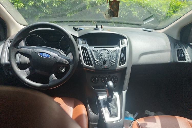 Used Ford Focus 2012 Hatchback 1.6L Automatic Comfort Model Center Console