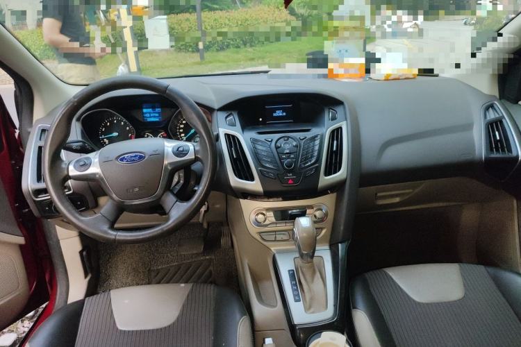 Used Ford Focus 2012 Sedan 1.6L Automatic Fashion Edition Center Console
