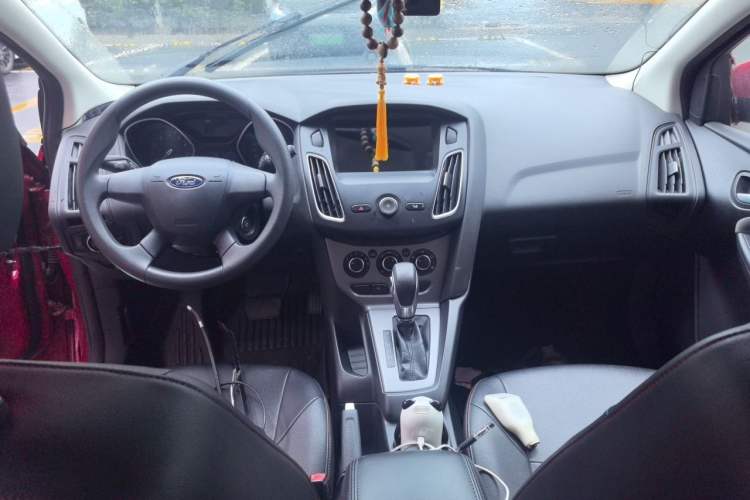 Used Ford Focus 2012 Hatchback 1.6L Automatic Fashion Edition Center Console