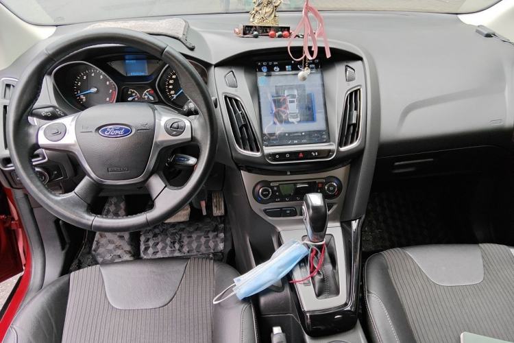 Used Ford Focus 2012 Sedan 1.6L Automatic Fashion Edition Center Console