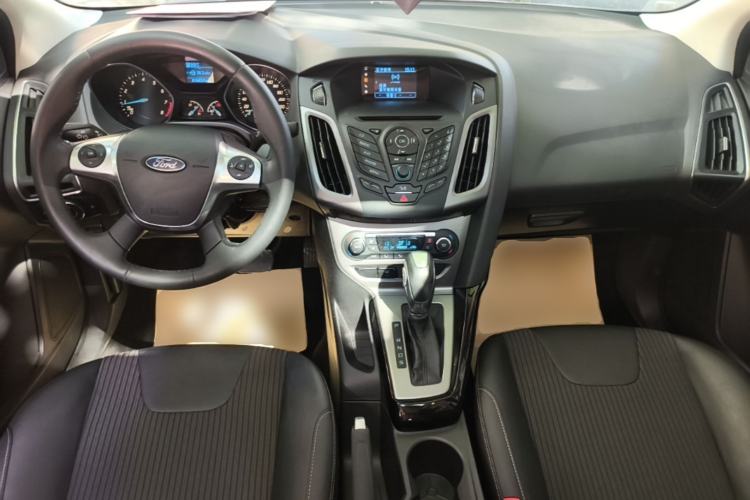 Used Ford Focus 2012 Sedan 1.6L Automatic Fashion Edition Center Console