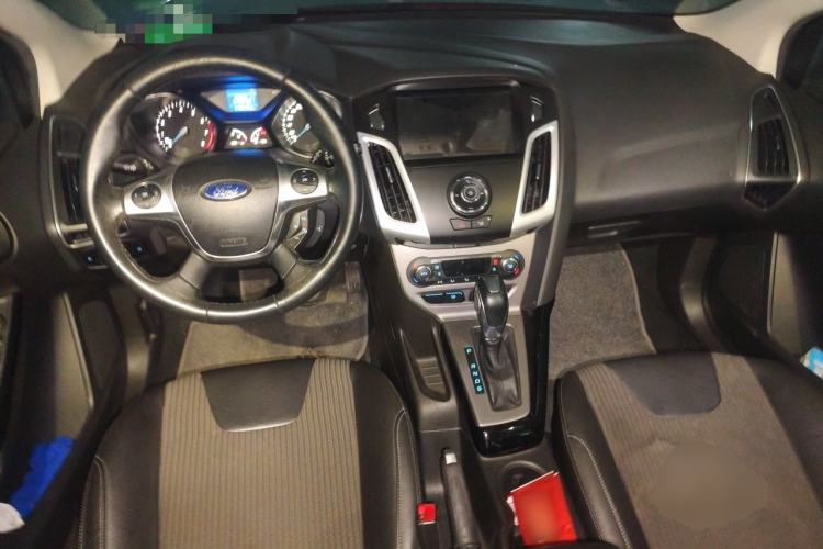 Used Ford Focus 2012 Hatchback 1.6L Automatic Fashion Edition Center Console