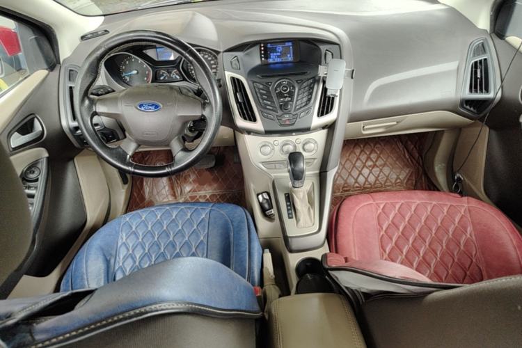Used Ford Focus 2012 Sedan 1.6L Automatic Comfort Model Center Console