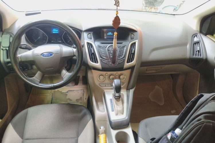 Used Ford Focus 2012 Sedan 1.6L Automatic Comfort Model Center Console