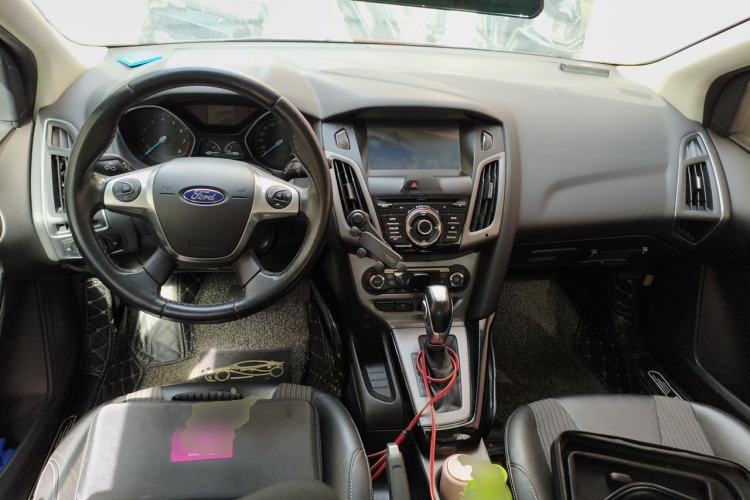 Used Ford Focus 2012 Hatchback 1.6L Automatic Fashion Edition Center Console
