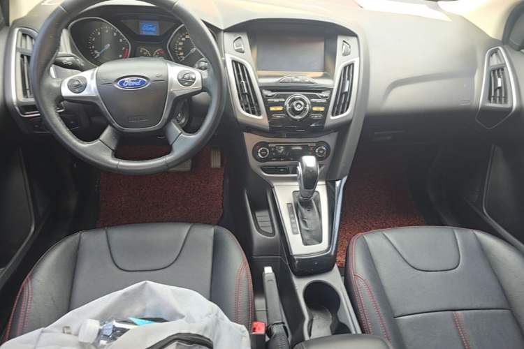 Used Ford Focus 2012 Sedan 1.6L Automatic Fashion Edition Center Console