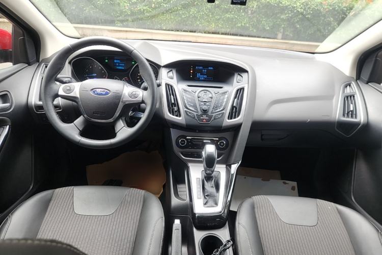 Used Ford Focus 2012 Hatchback 1.6L Automatic Fashion Edition Center Console
