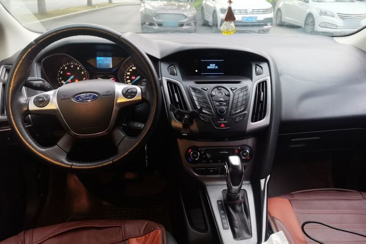 Used Ford Focus 2012 Sedan 1.6L Automatic Fashion Edition Center Console