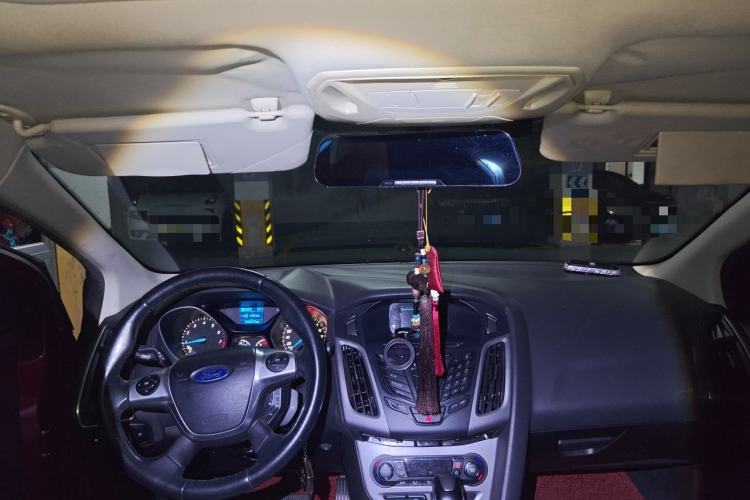 Used Ford Focus 2012 Sedan 1.6L Automatic Fashion Edition Center Console