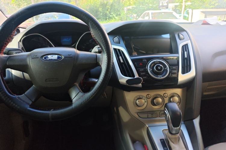 Used Ford Focus 2012 Sedan 1.6L Automatic Comfort Model Center Console