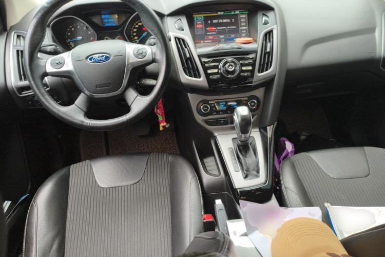 Used Ford Focus 2012 Hatchback 1.6L Automatic Fashion Edition Center Console