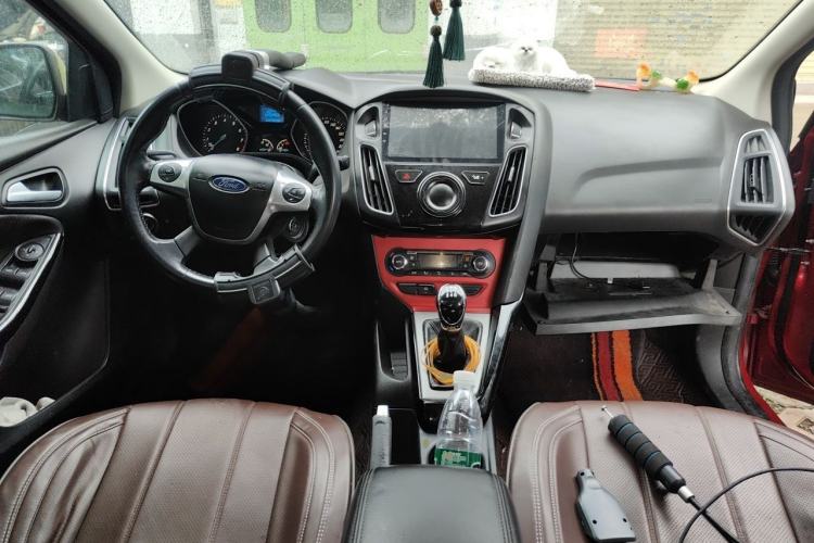 Used Ford Focus 2012 Sedan 1.6L Manual Fashion Edition Center Console