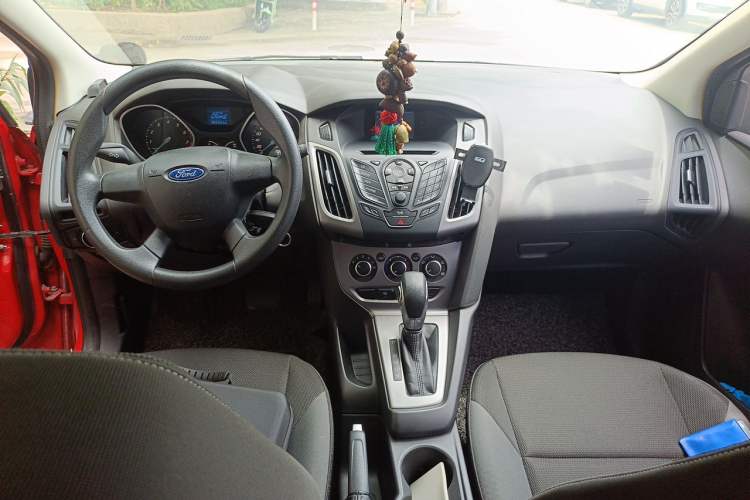 Used Ford Focus 2012 Hatchback 1.6L Automatic Comfort Model Center Console