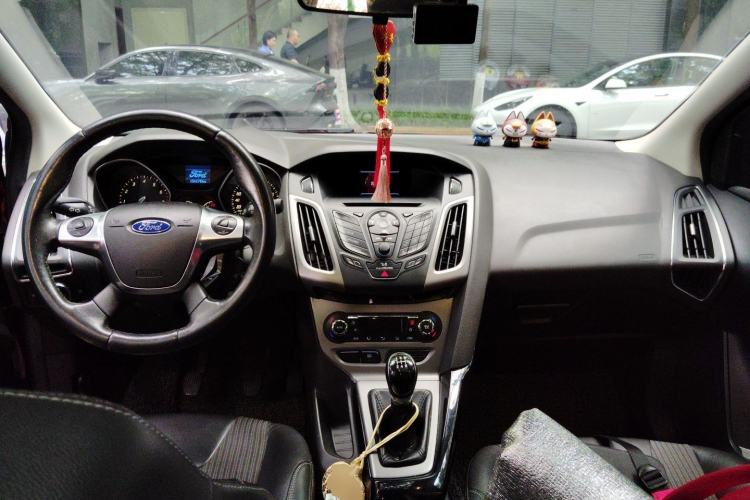 Used Ford Focus 2012 Sedan 1.6L Manual Fashion Edition Center Console