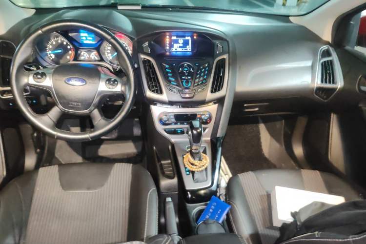 Used Ford Focus 2012 Hatchback 1.6L Automatic Fashion Edition Center Console