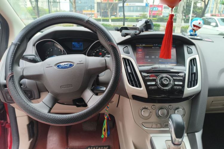 Used Ford Focus 2012 Sedan 1.6L Automatic Comfort Model Center Console