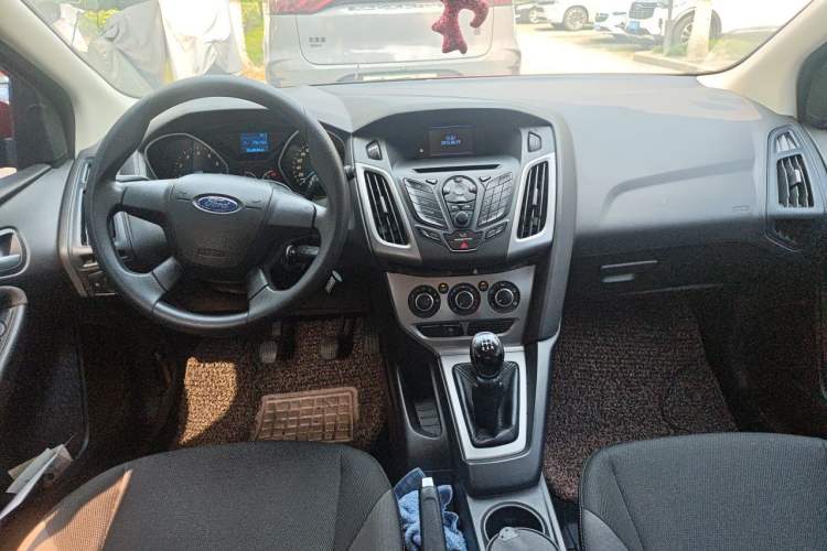 Used Ford Focus 2012 Hatchback 1.6L Manual Comfort Model Center Console