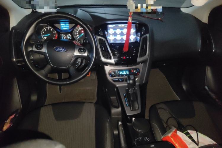 Used Ford Focus 2012 Sedan 1.6L Automatic Fashion Edition Center Console